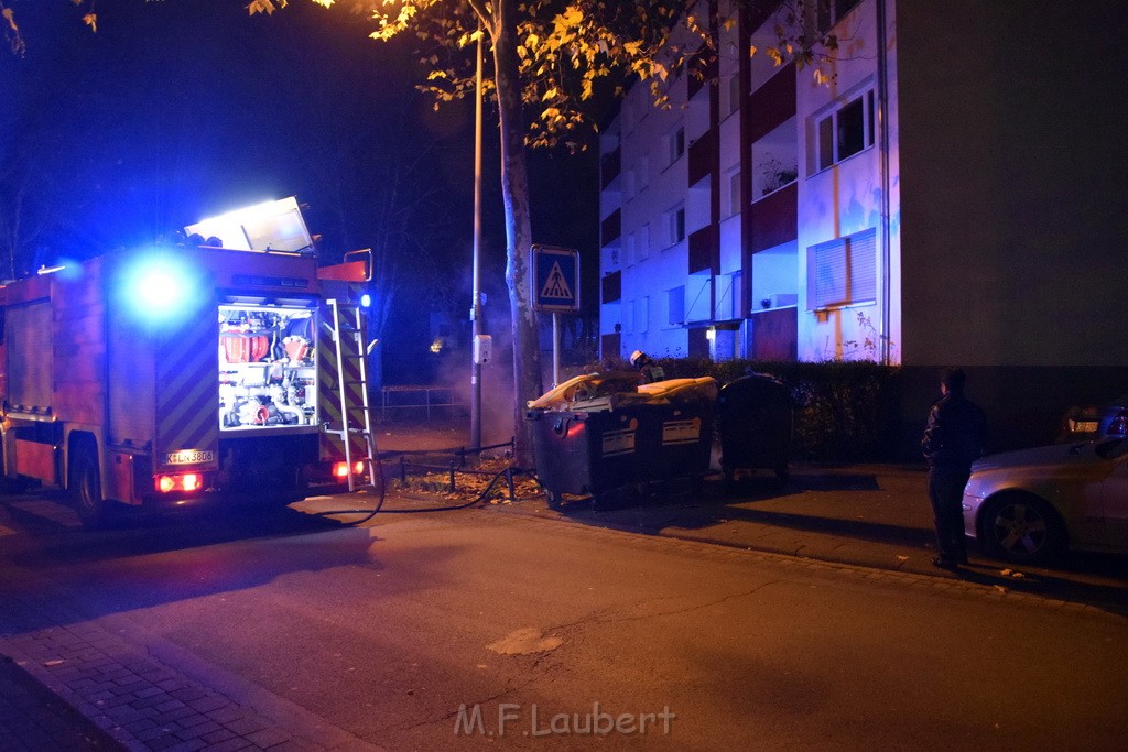 Mehrere Muell Sperrmuellbraende Köln Vingst Ansbacherstr P68.JPG - Miklos Laubert